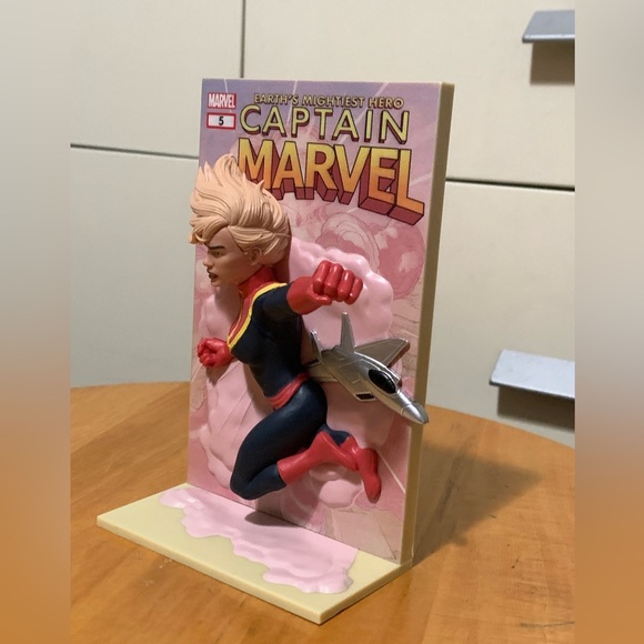Captain Marvel 3D comic standee - Picture 3 of 4
